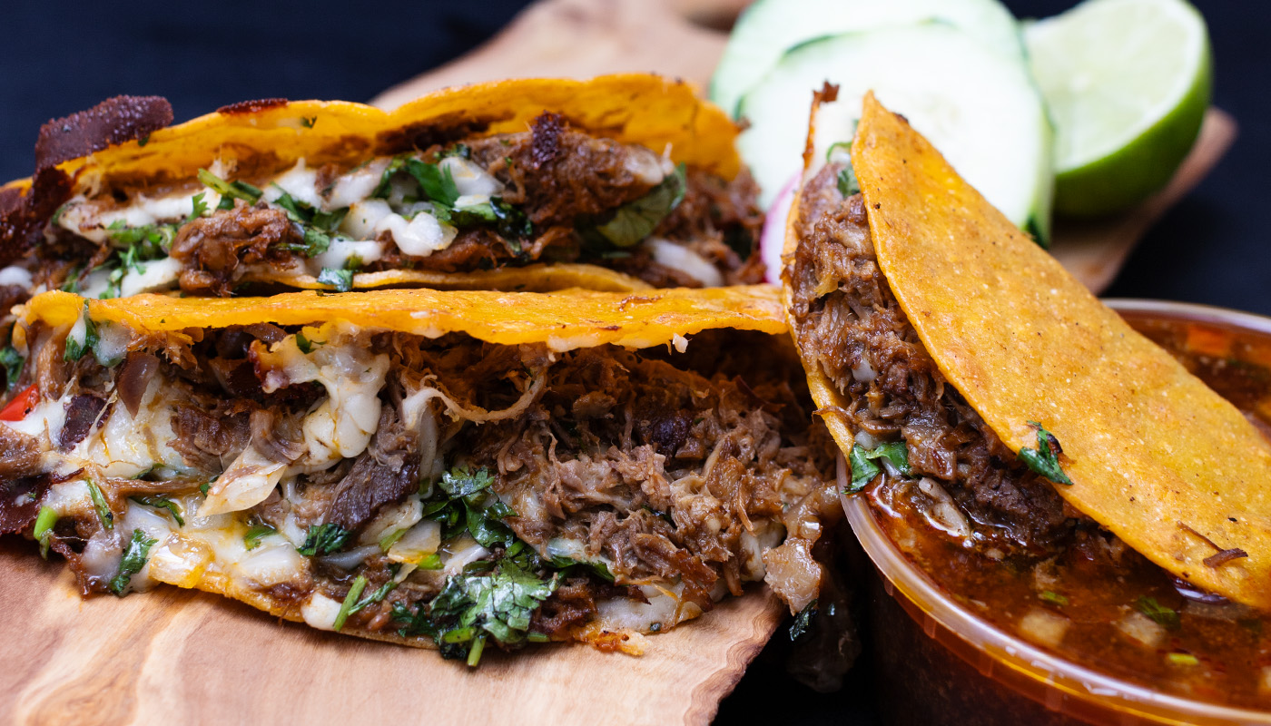 Tacos de birria con consomé